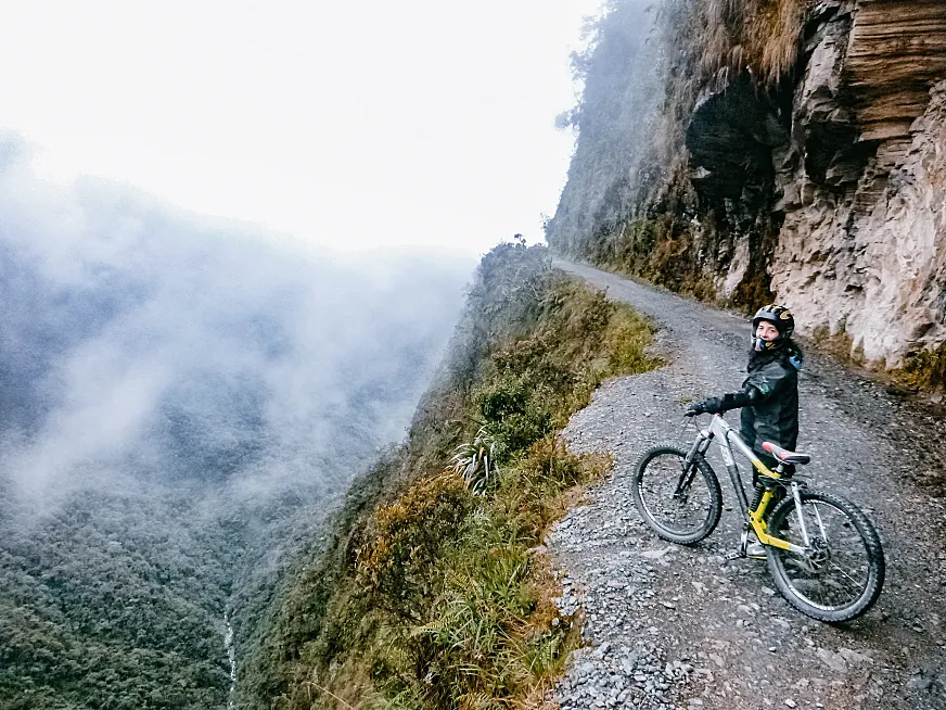 La Ruta de la muerte Bolivia o camino de los Yungas para bicicleta buho